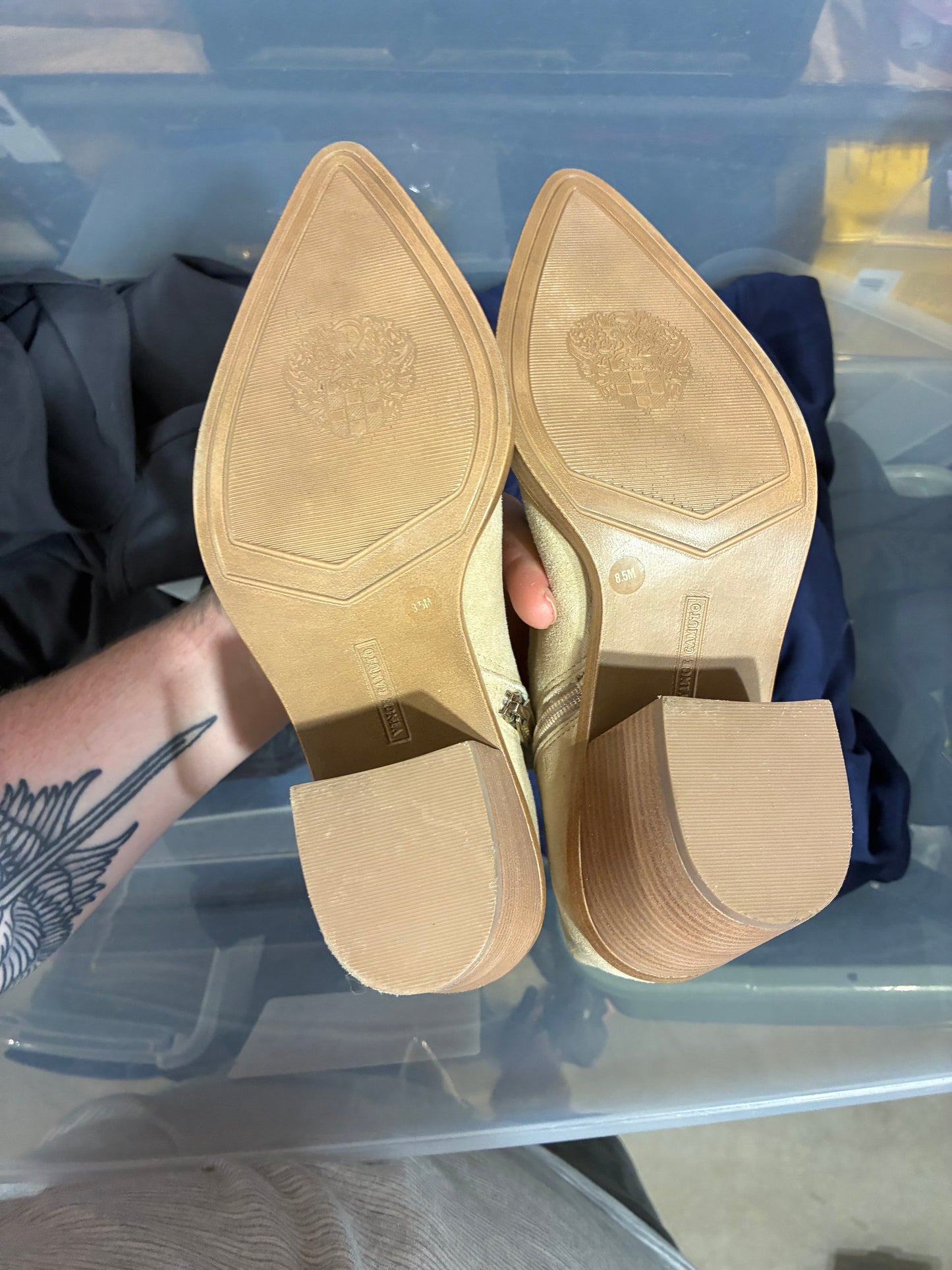 VINCE CAMUTO TAN SUEDE LEATHER ANKLE BOOTS 8.5M WOMENS WESTERN FORMAL PRE OWNED