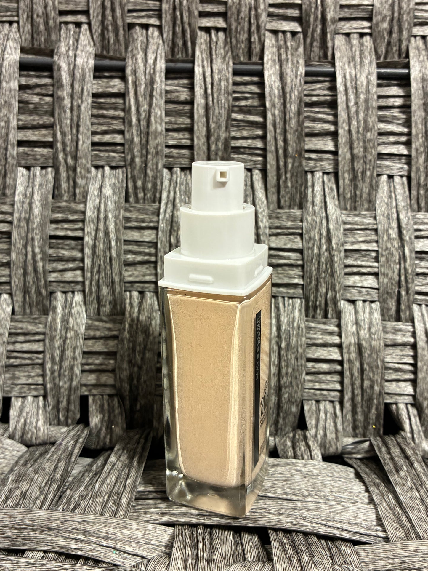 MAYBELLINE SUPER STAY ACTIVE WEAR LIQUID FOUNDATION - 102 FAIR PORCELAIN