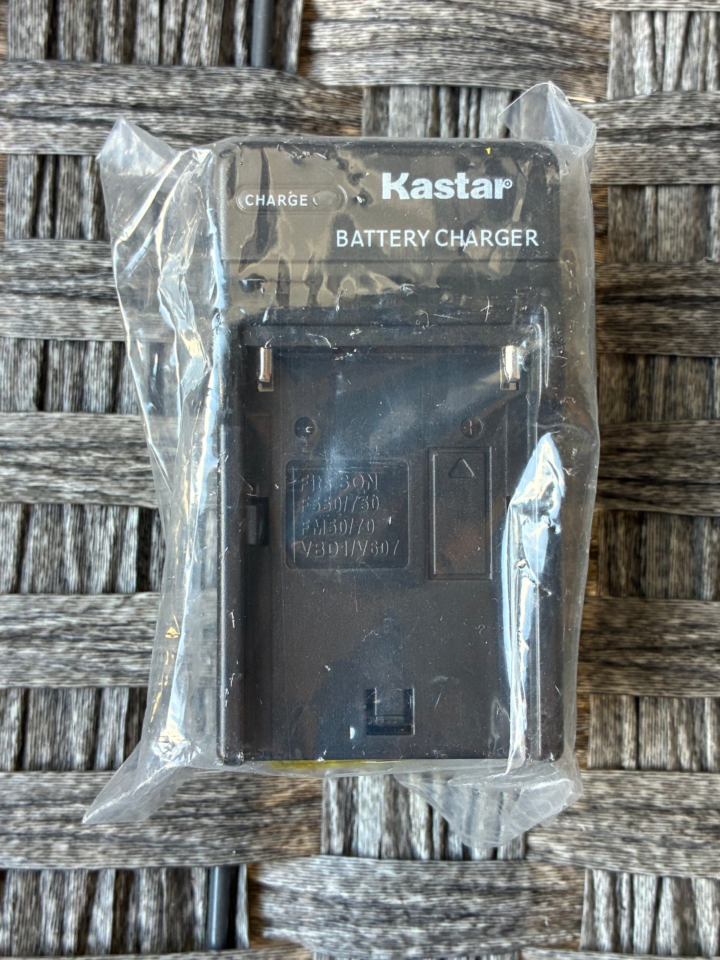 KASTAR AC TRAVEL BATTERY CHARGER SONY F550/750 FM50/70 VBD1/V607 NEW
