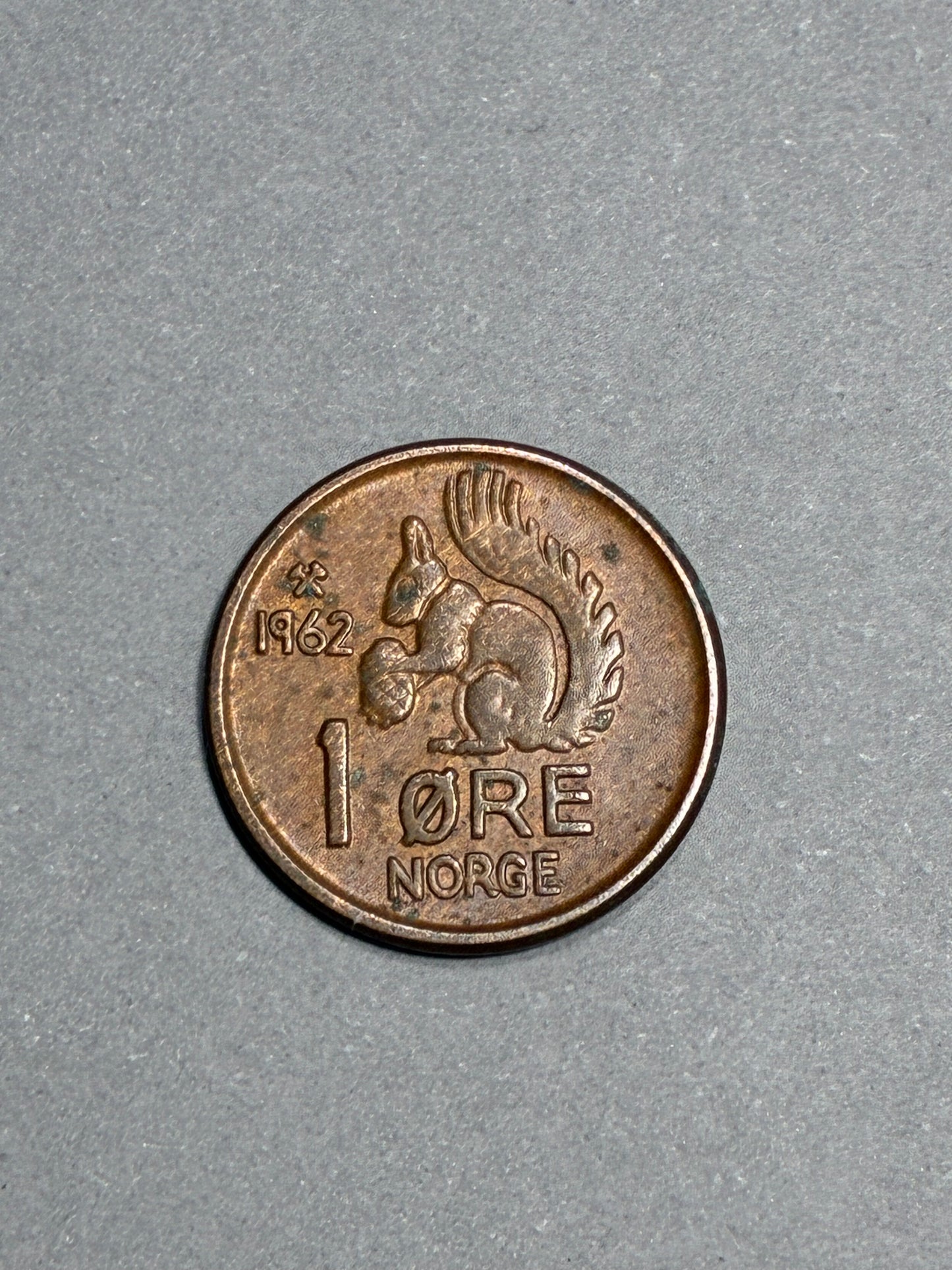 1962 NORWAY 1 ORE BRONZE FT. MONOGRAM KING OLAV V - CIRCULATED