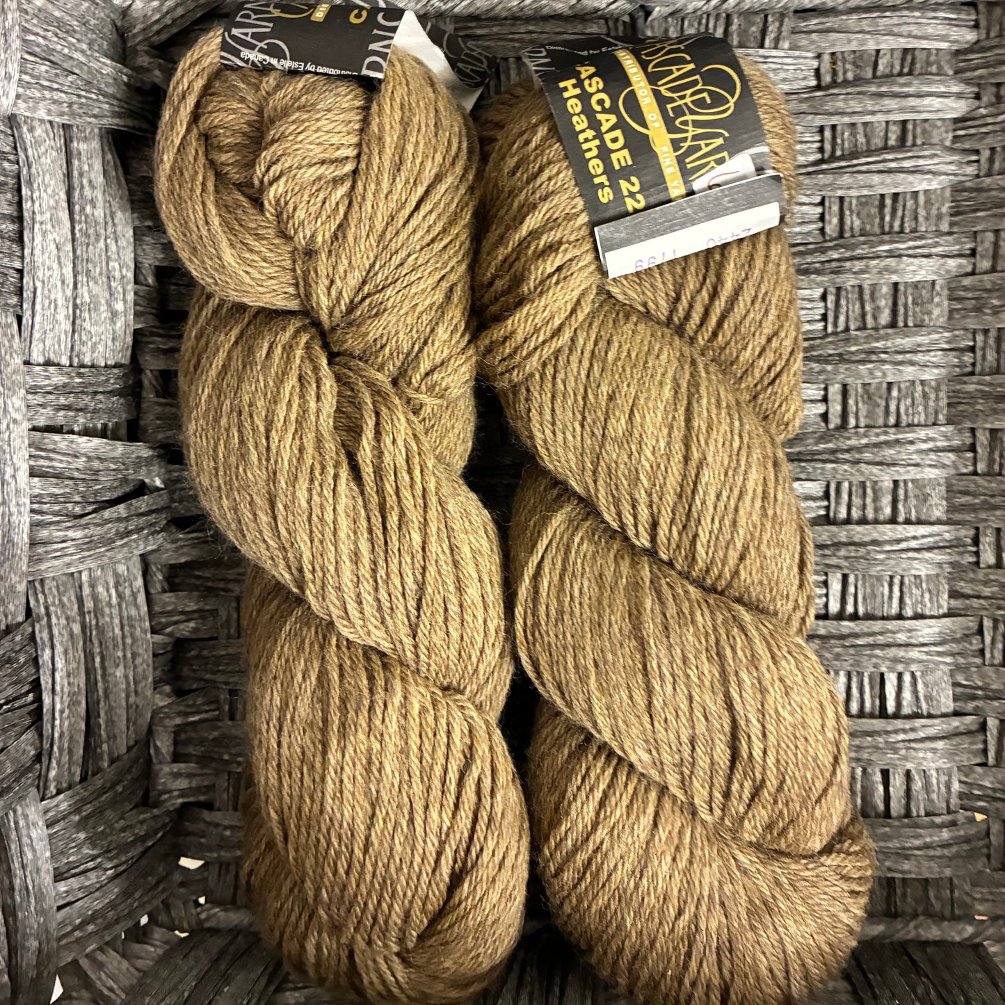 CASCADE 220 YARN WORSTED 100% PERUVIAN HIGHLAND WOOL - SELECT YOUR COLOR