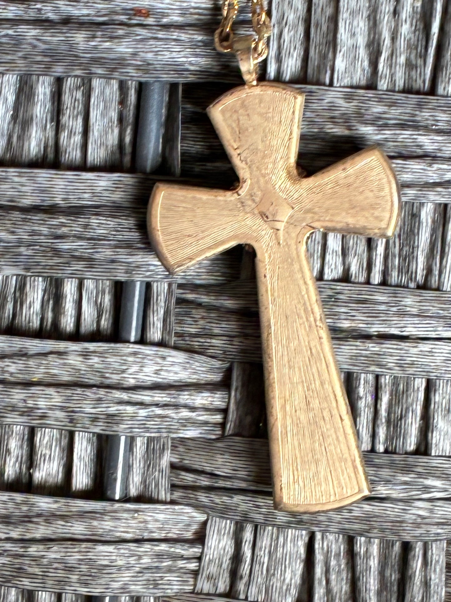 VINATGE AVON GREEN WEIGHTED ENAMEL CROSS ON GOLD TONE CHAIN