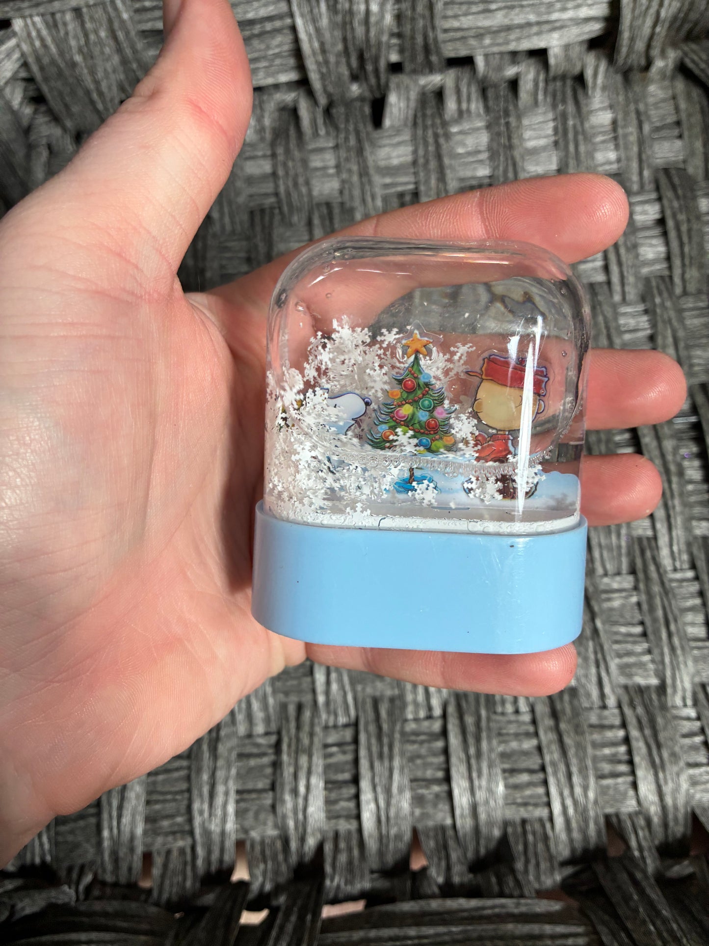 A CHARLIE BROWN CHRISTMAS 2012 MINI SNOW GLOBE SNOOPY CHARLIE BROWN - PRE OWNED