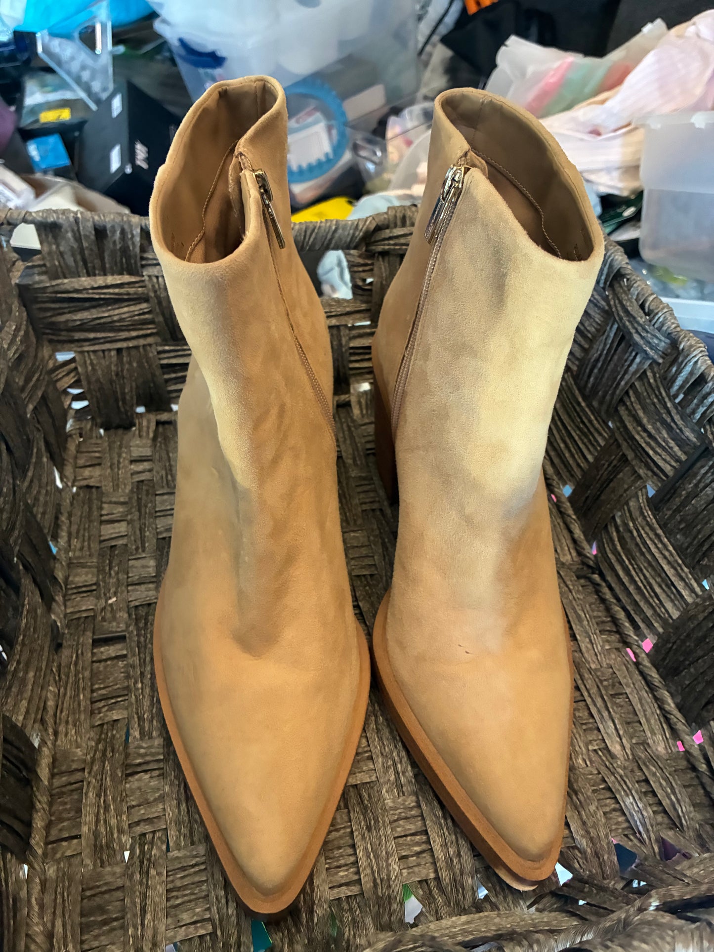 VINCE CAMUTO TAN SUEDE LEATHER ANKLE BOOTS 8.5M WOMENS WESTERN FORMAL PRE OWNED