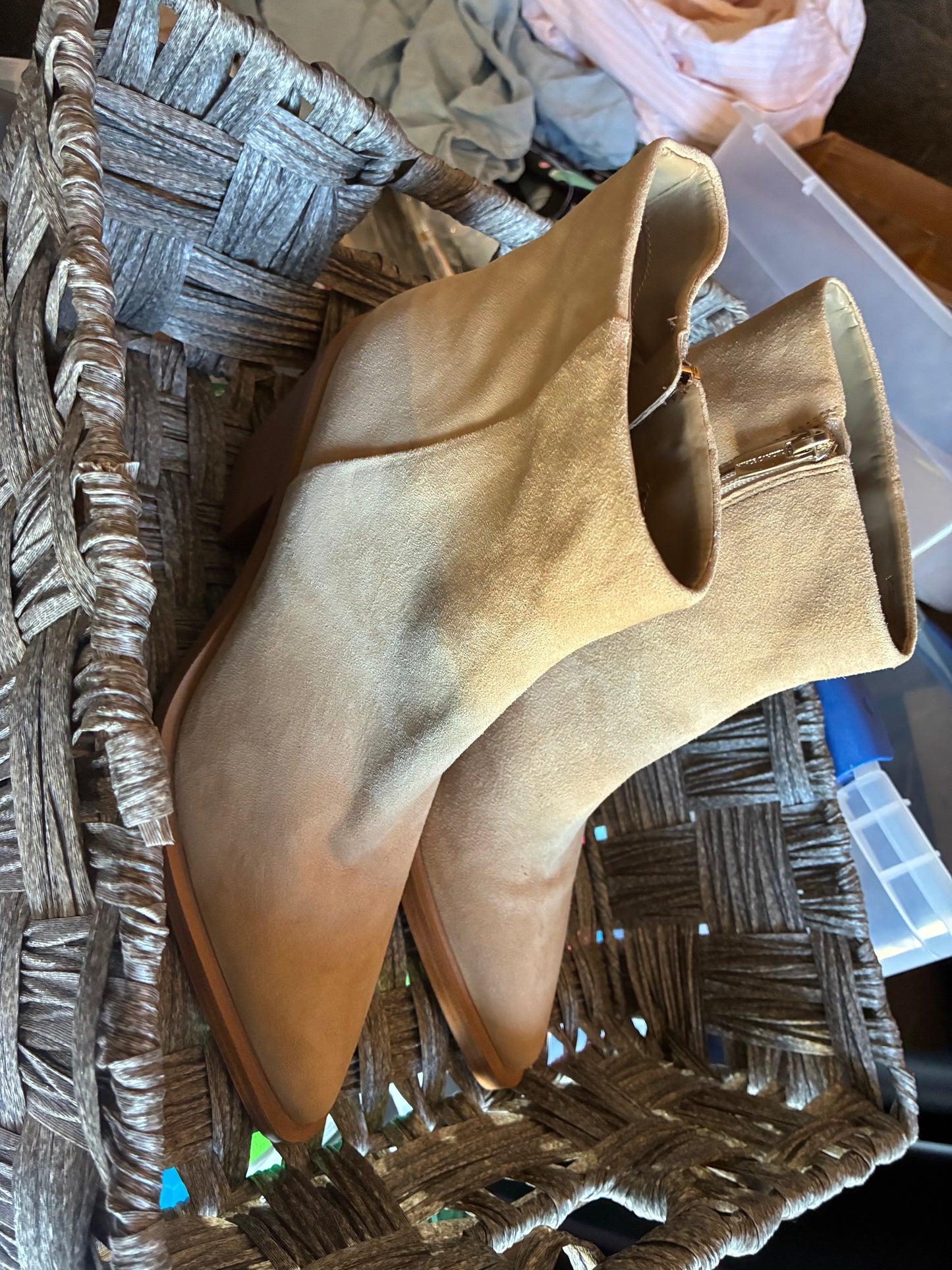 VINCE CAMUTO TAN SUEDE LEATHER ANKLE BOOTS 8.5M WOMENS WESTERN FORMAL PRE OWNED