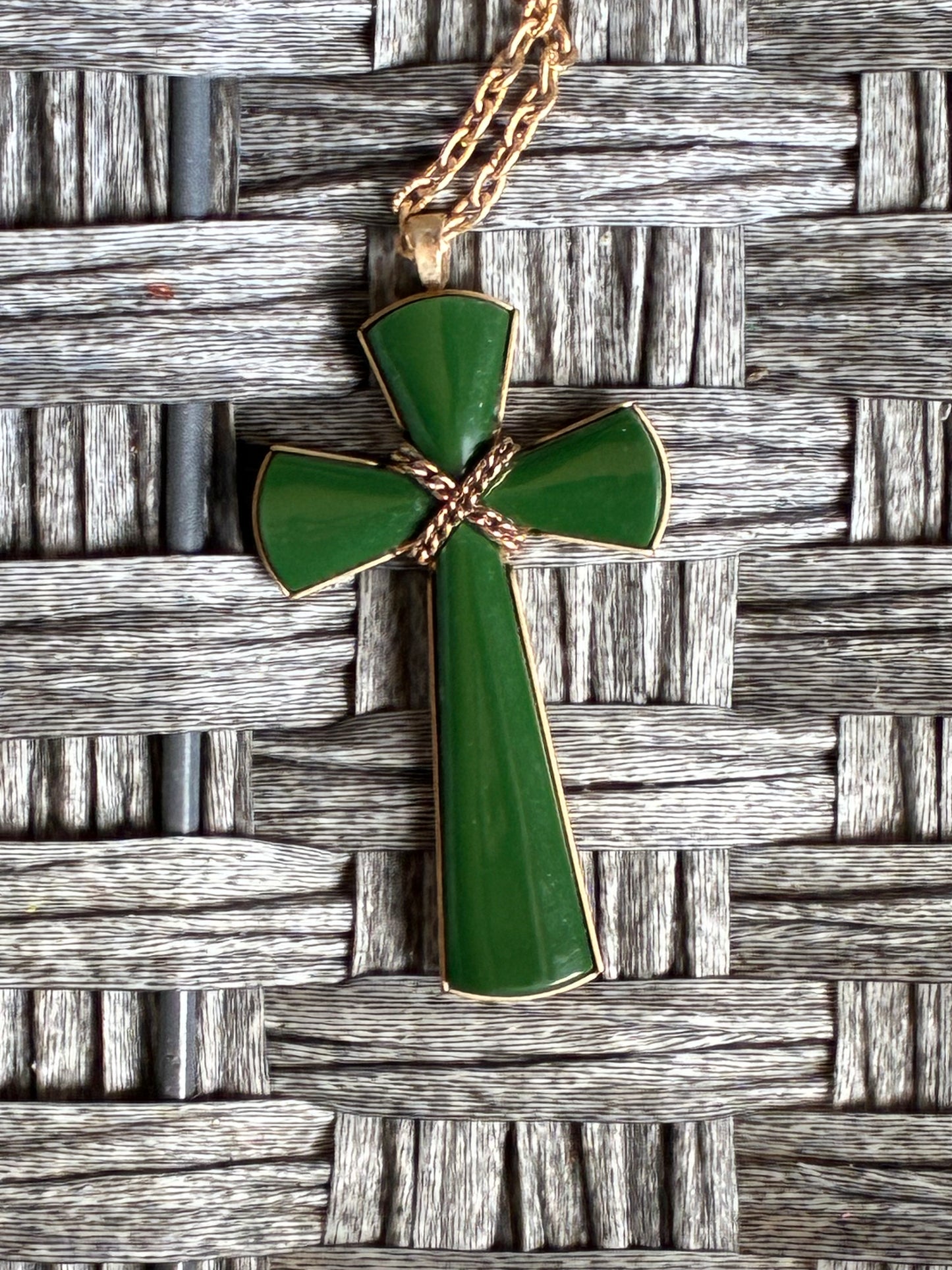 VINATGE AVON GREEN WEIGHTED ENAMEL CROSS ON GOLD TONE CHAIN