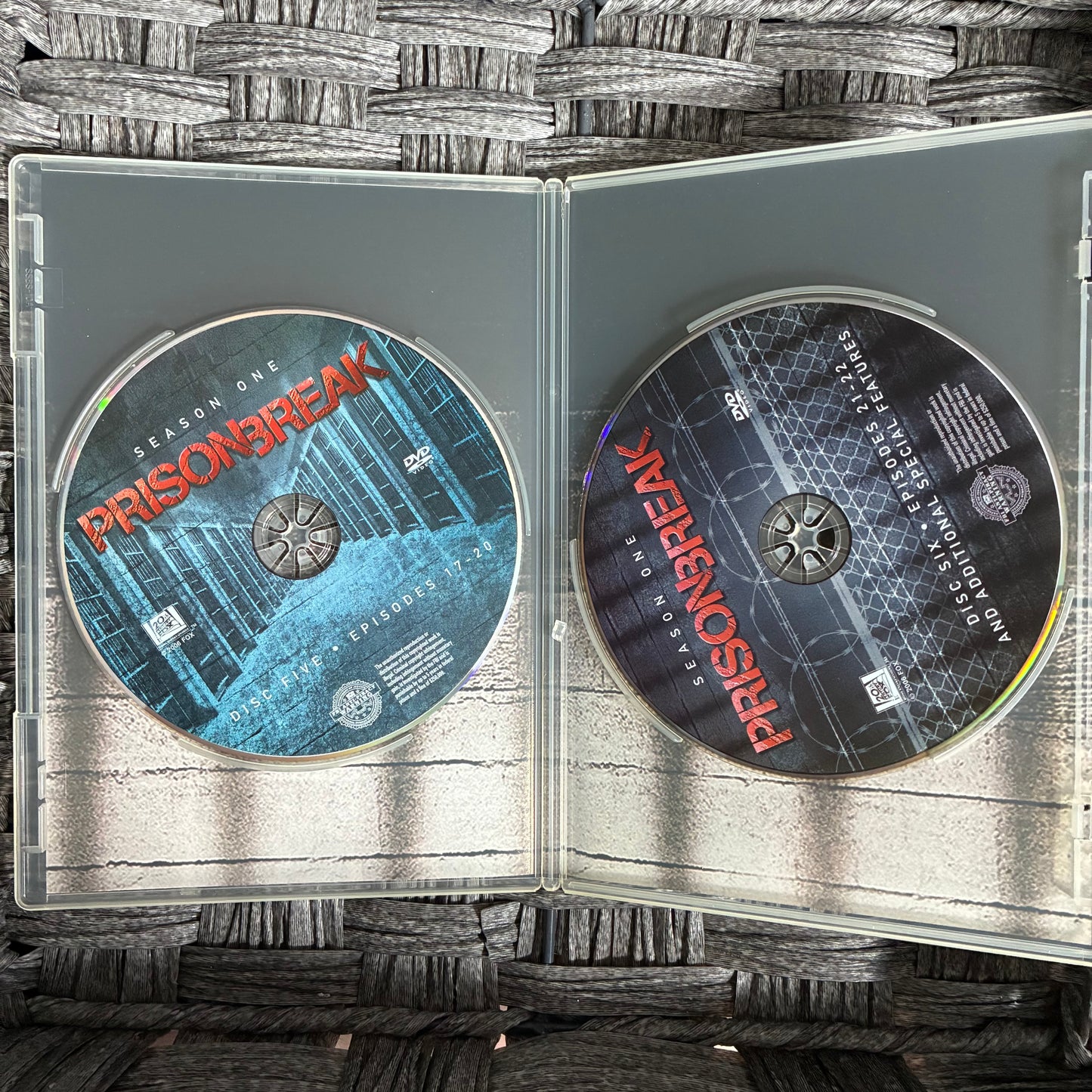 PRISON BREAK SEASON ONE 6 DISC (2006) - PRE OWNED