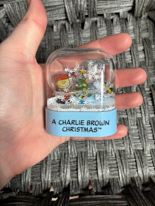 A CHARLIE BROWN CHRISTMAS 2012 MINI SNOW GLOBE SNOOPY CHARLIE BROWN - PRE OWNED