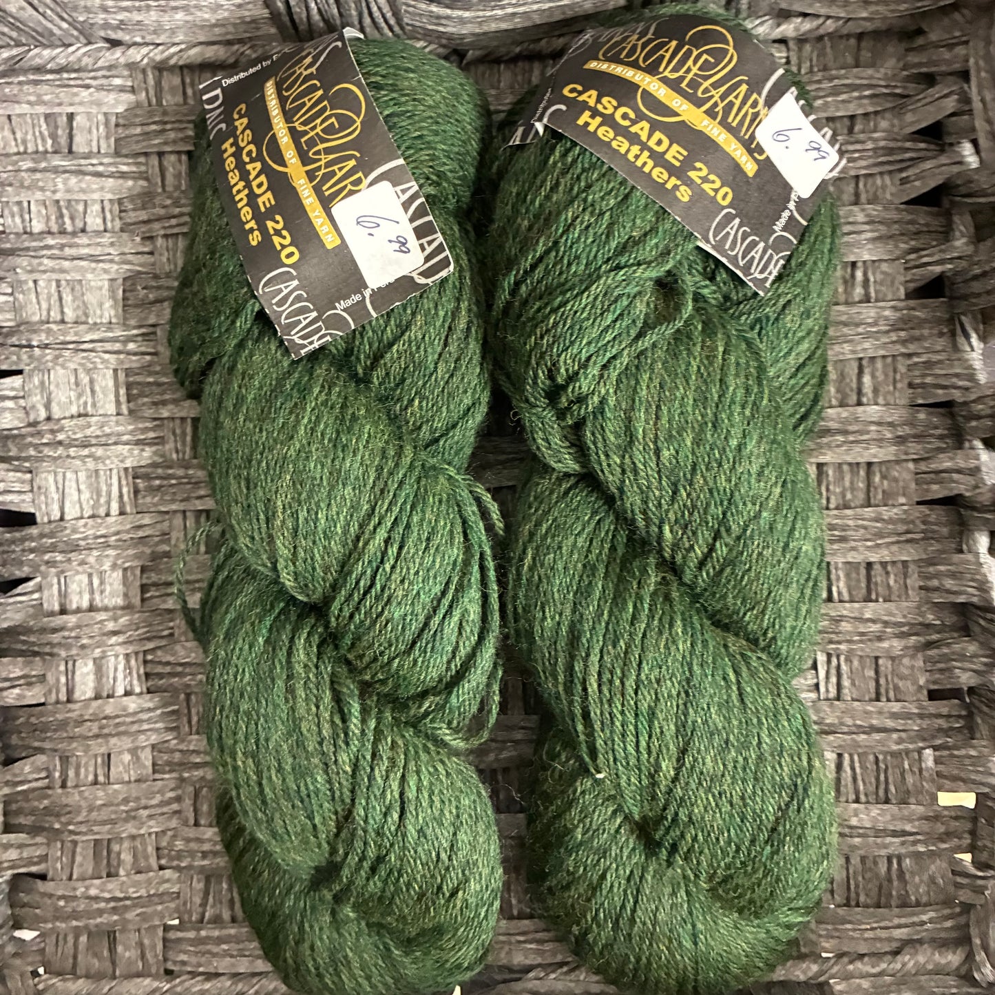 CASCADE 220 YARN WORSTED 100% PERUVIAN HIGHLAND WOOL - SELECT YOUR COLOR
