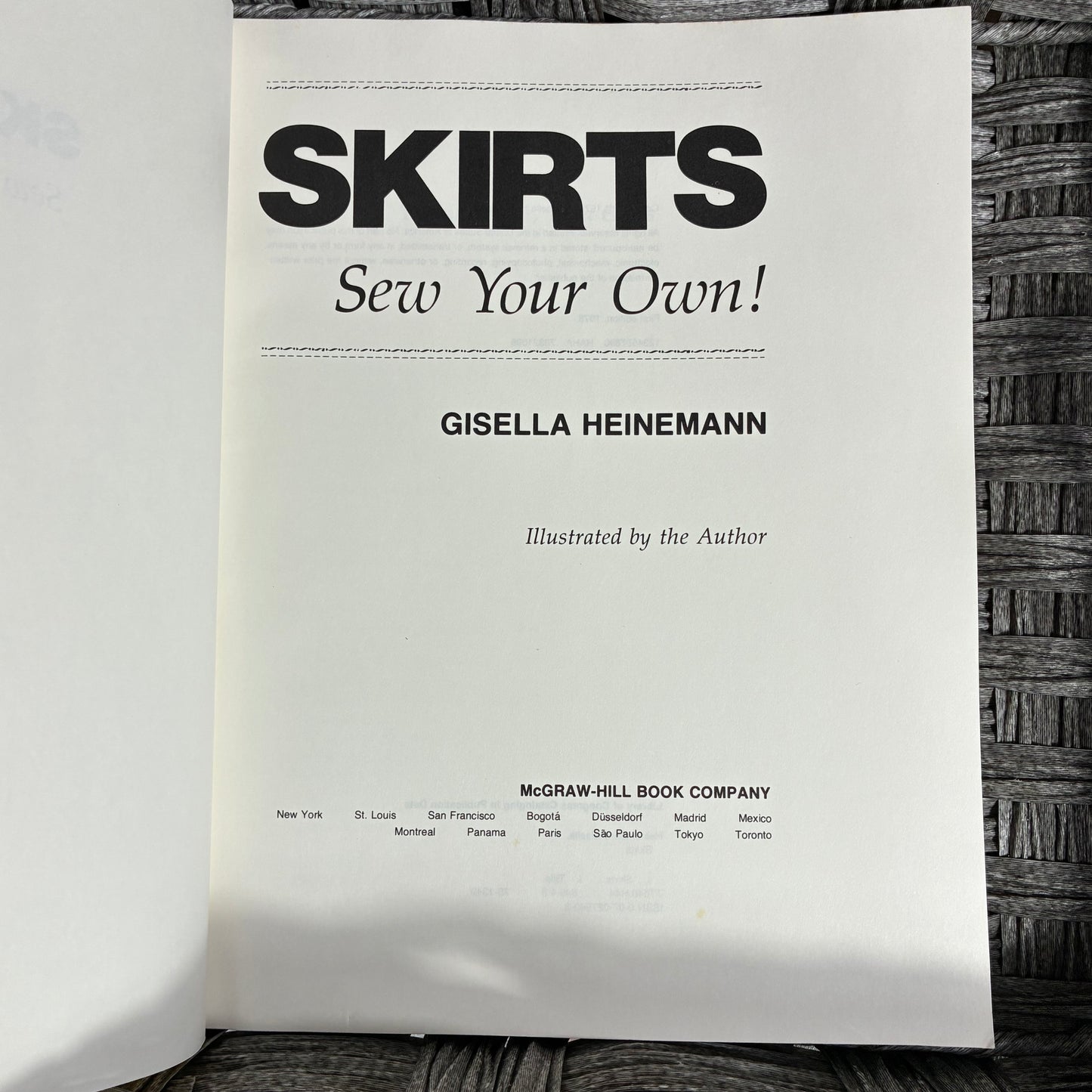 VINTAGE SEW YOUR OWN SKIRTS GISELLA HEINEMANN PAPERBACK BOOK - PRE OWNED