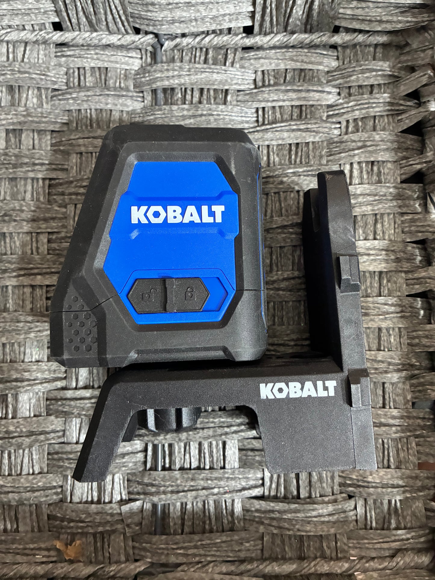 KOBALT 100FT SELF LEVELING CROSS LINE RECHARGEABLE LASER LEVEL - USED
