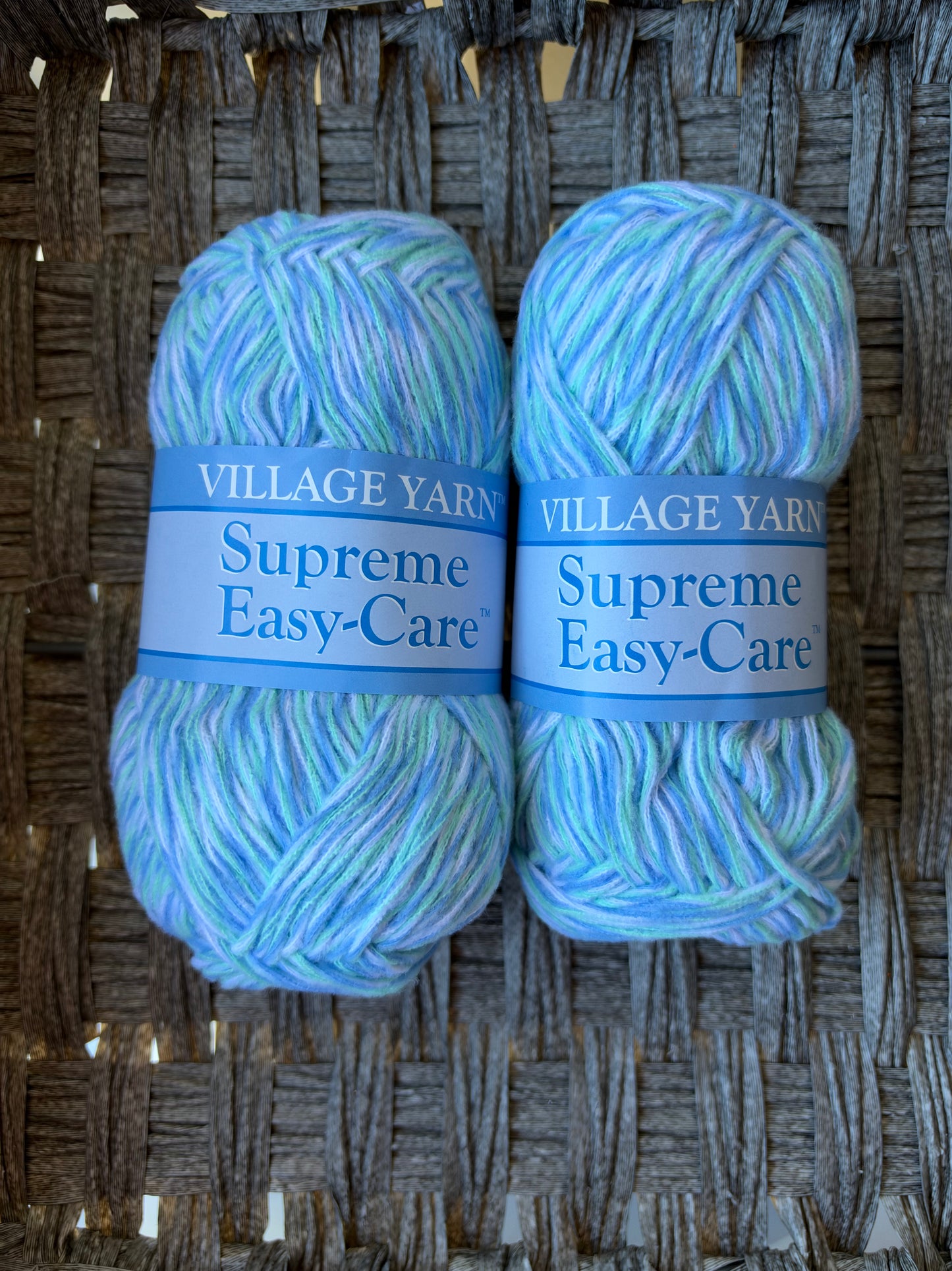 LOT OF 2X SKEINS VILLAGE YARN SUPREME EASY-CARE (PERIWINKLE) LIGHT 3 123 YD