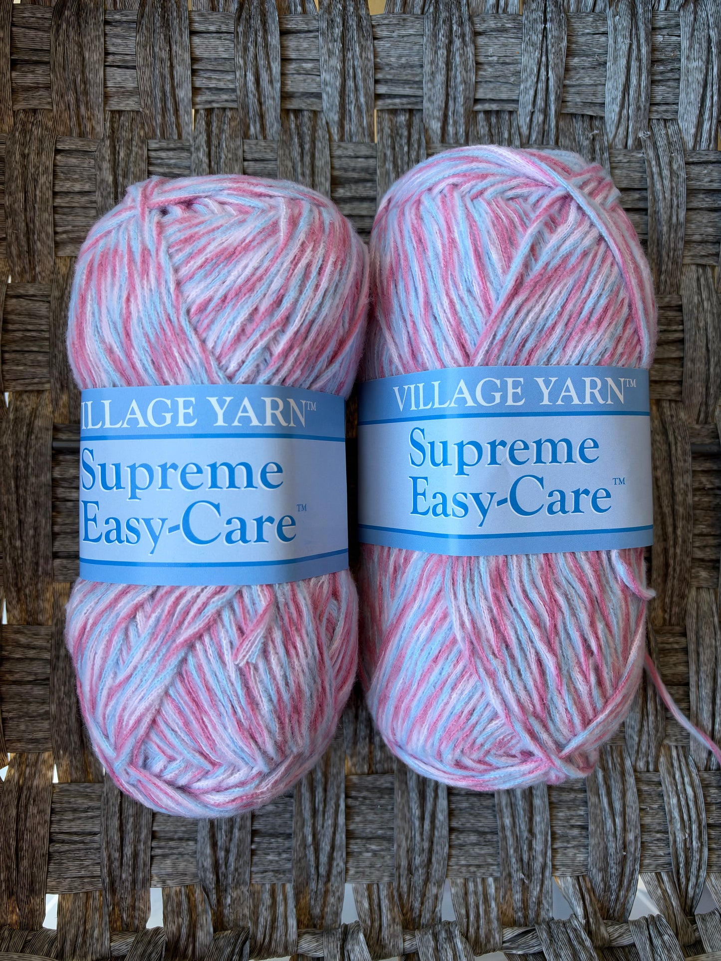 LOT OF 2X SKEINS VILLAGE YARN SUPREME EASY-CARE (FANTASIA) LIGHT 3 123 YD