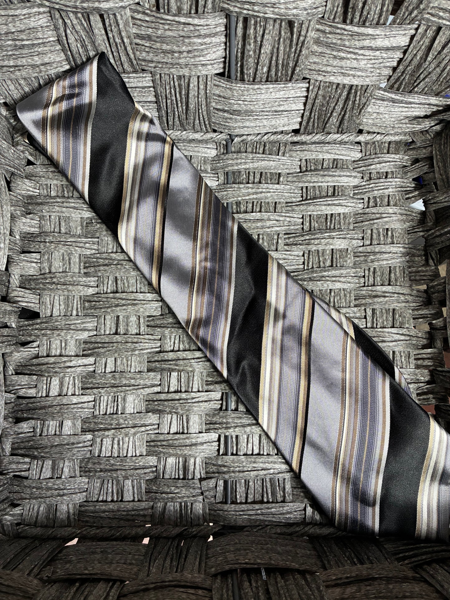 GEOFFREY BEENE 100% SILK TIE HAND MADE STRIPED BLACK GREY - PRE OWNED