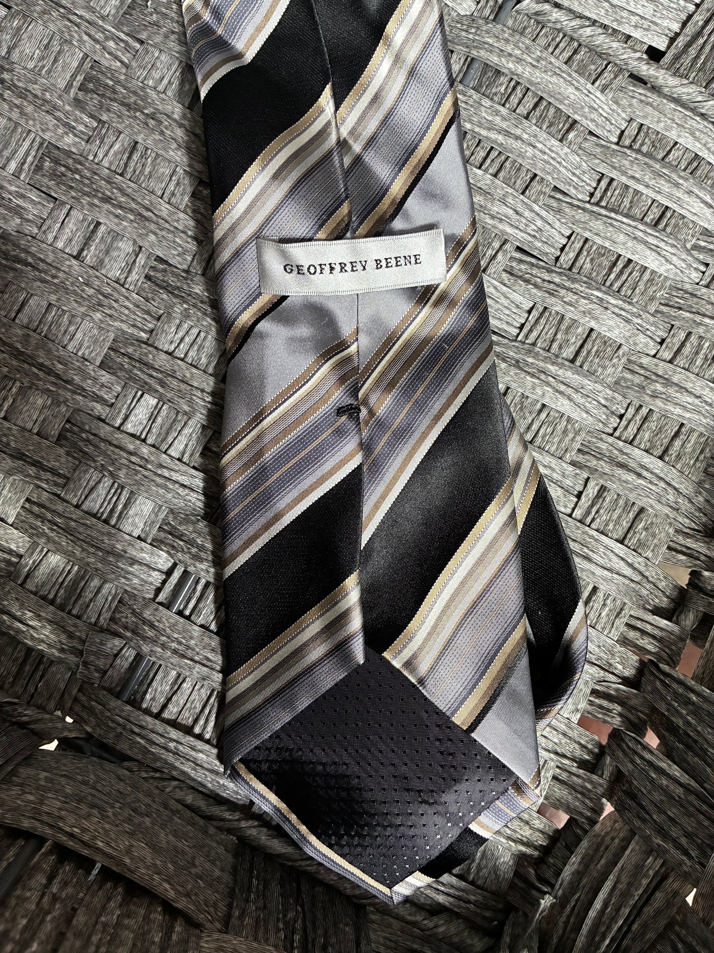 GEOFFREY BEENE 100% SILK TIE HAND MADE STRIPED BLACK GREY - PRE OWNED