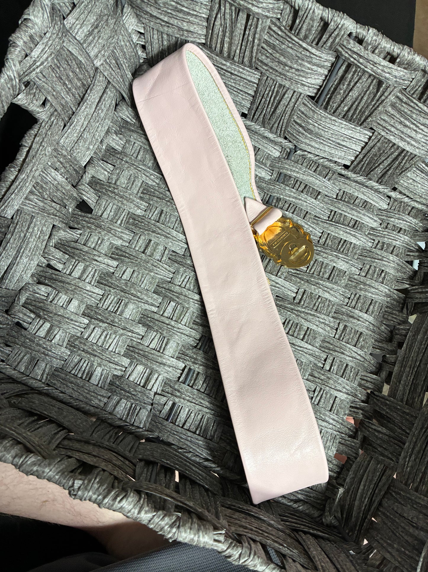VINTAGE 1987 LIZ CLAIBORNE GENUINE LEATHER MADE IN USA SMALL 2421 PINK W/ CLASP