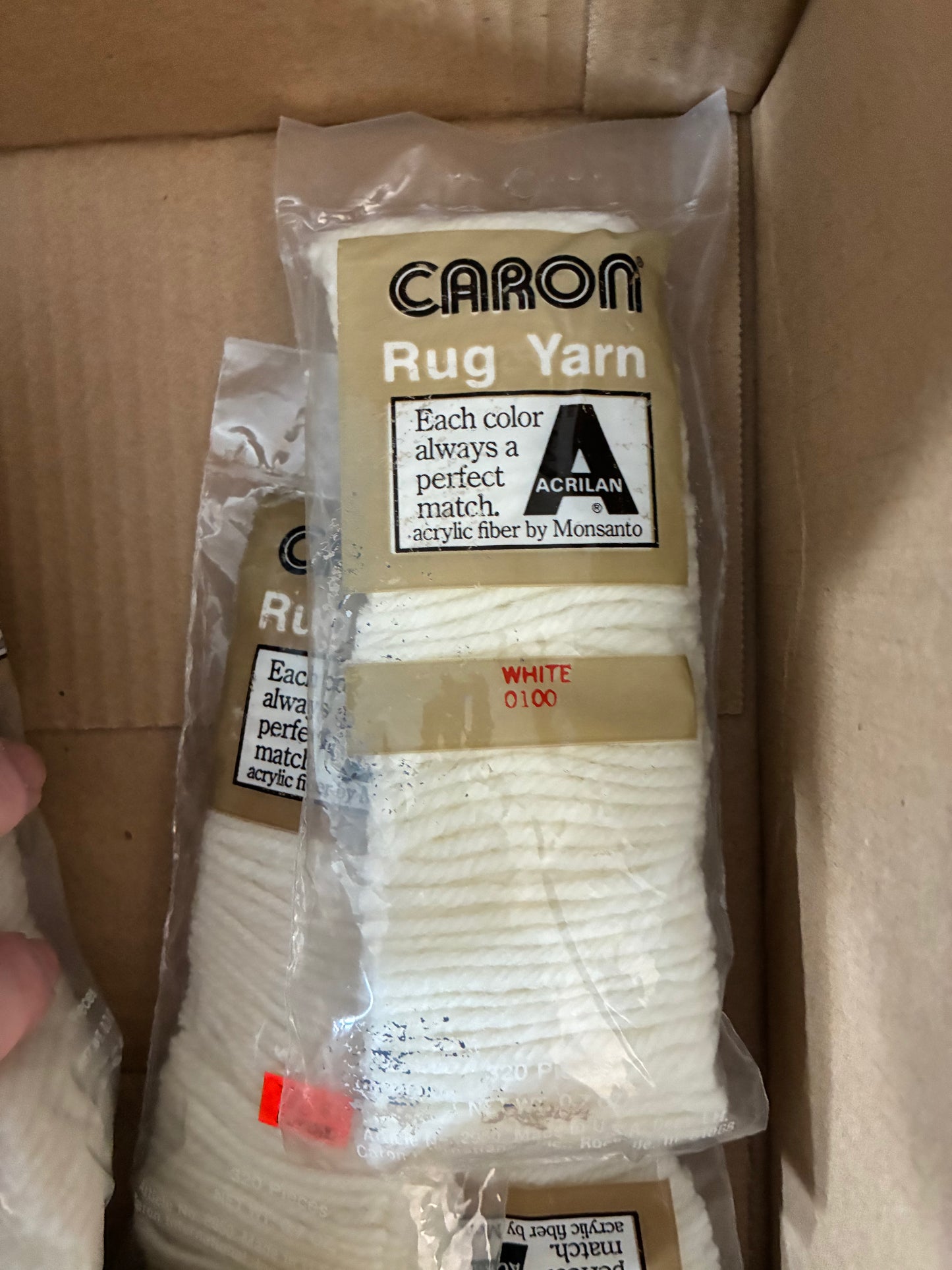 11x VINTAGE CARON PRE-CUT ACRYLIC RUG YARN 320PCS EACH PK WHITE