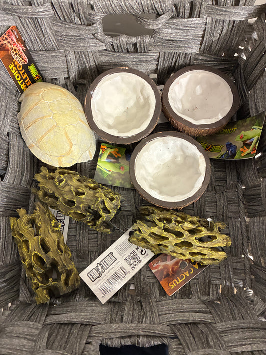 LOT OF MISC REPTILE TERRARIUM SUPPLIES WATER DISHES SHELTERS ETC