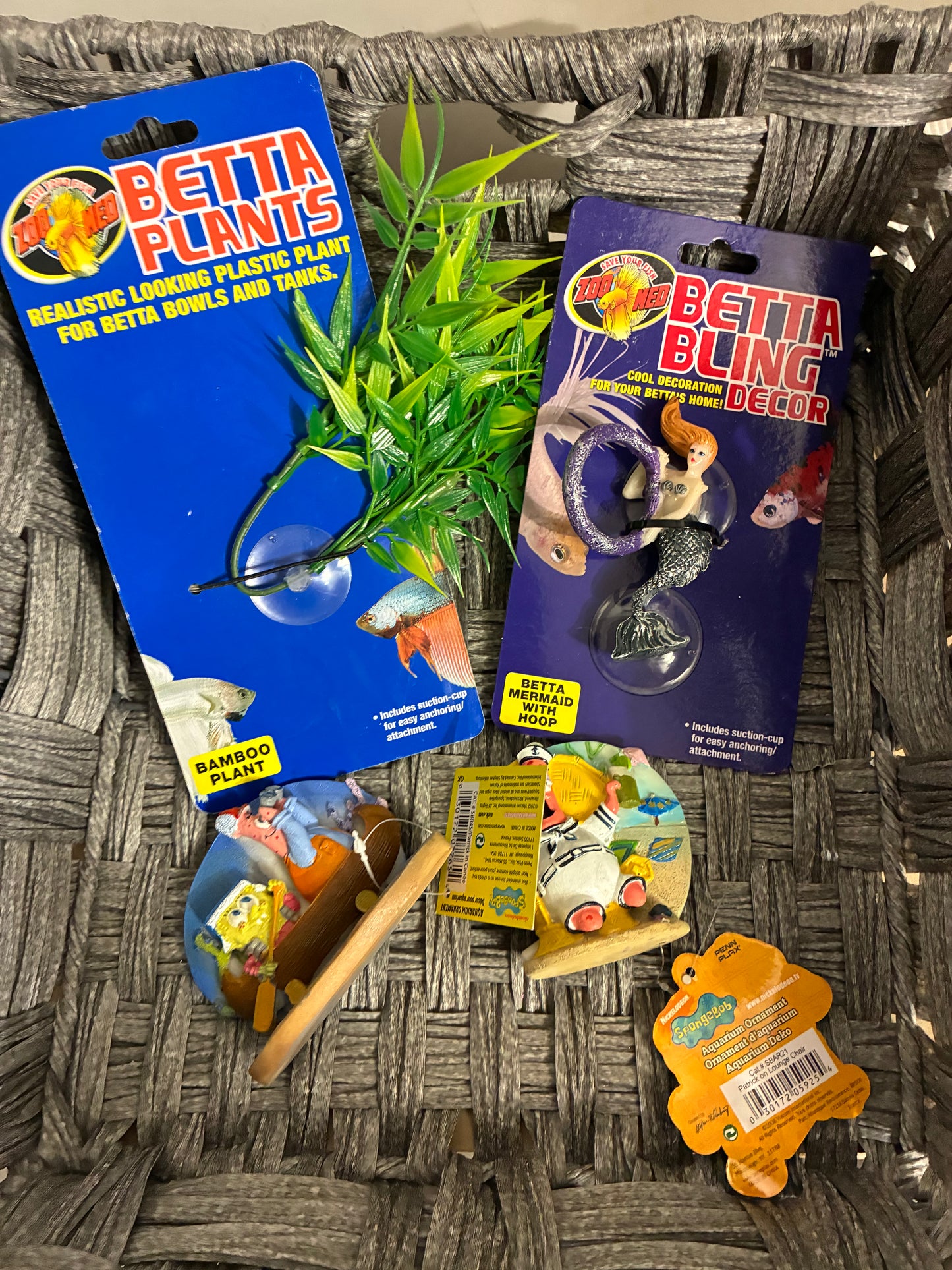 LOT OF MISC FISH TANK AQUARIUM DECOR BETA FISH RINGS CORAL ROCKS PLANTS