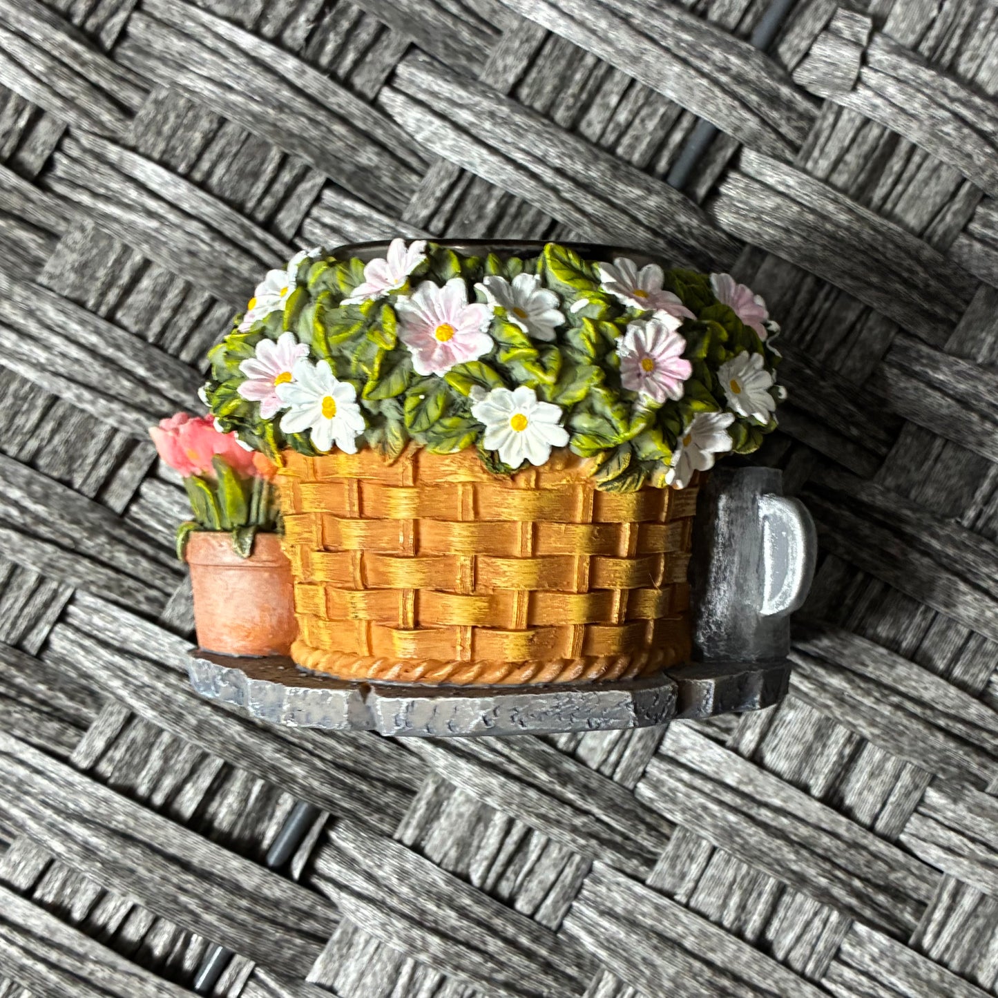 YANKEE CANDLE VOTIVE CANDLE HOLDER FRESH FLOWERS BASKET WITH WATERING CAN