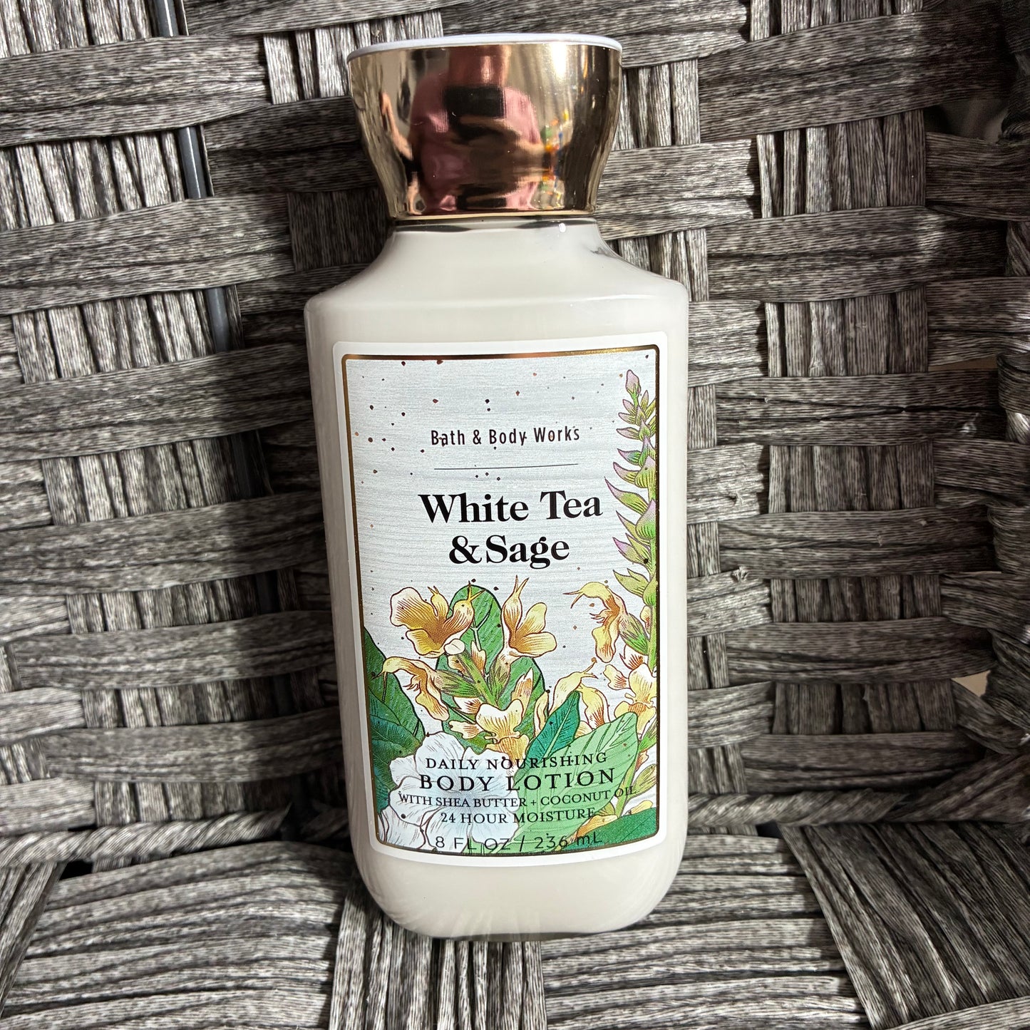 BATH AND BODY WORKS BODY LOTION 8 FL OZ - WHITE TEA & SAGE - DISCONTINUED RARE