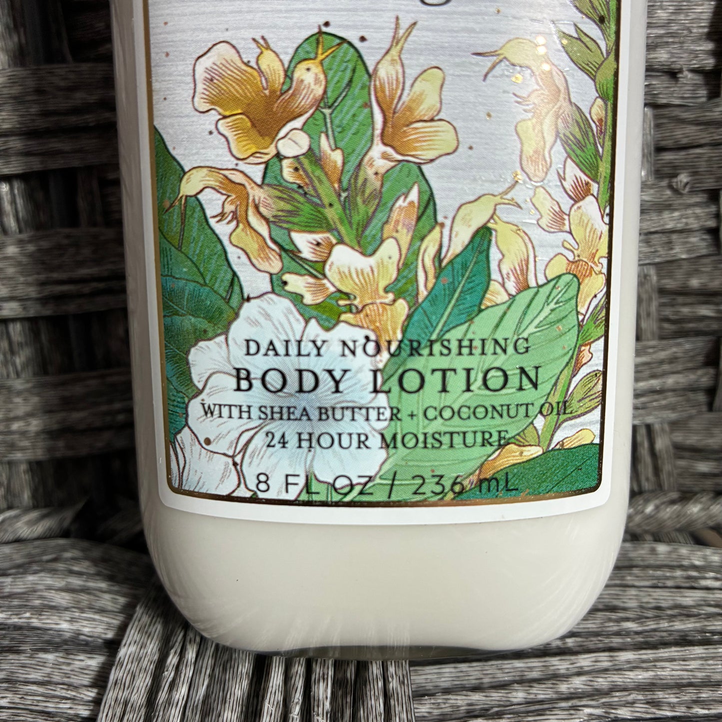BATH AND BODY WORKS BODY LOTION 8 FL OZ - WHITE TEA & SAGE - DISCONTINUED RARE