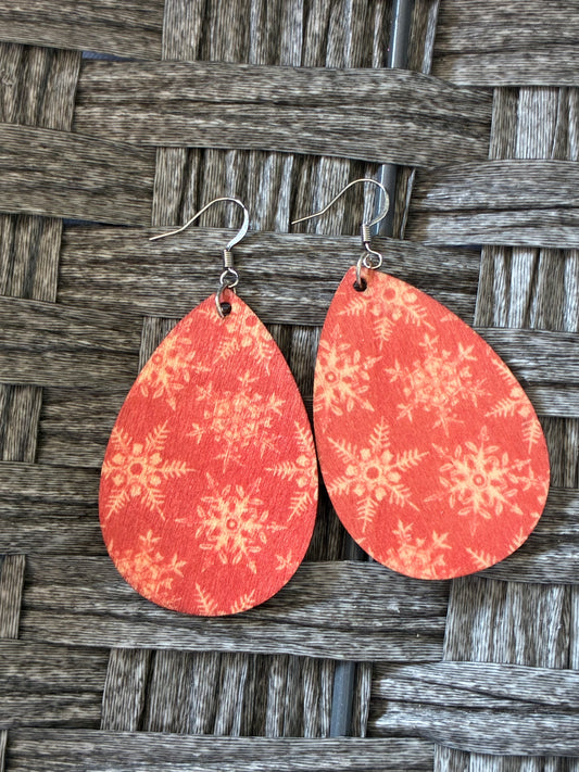 WOODEN EARRINGS WITH SNOWFLAKE DESIGNS