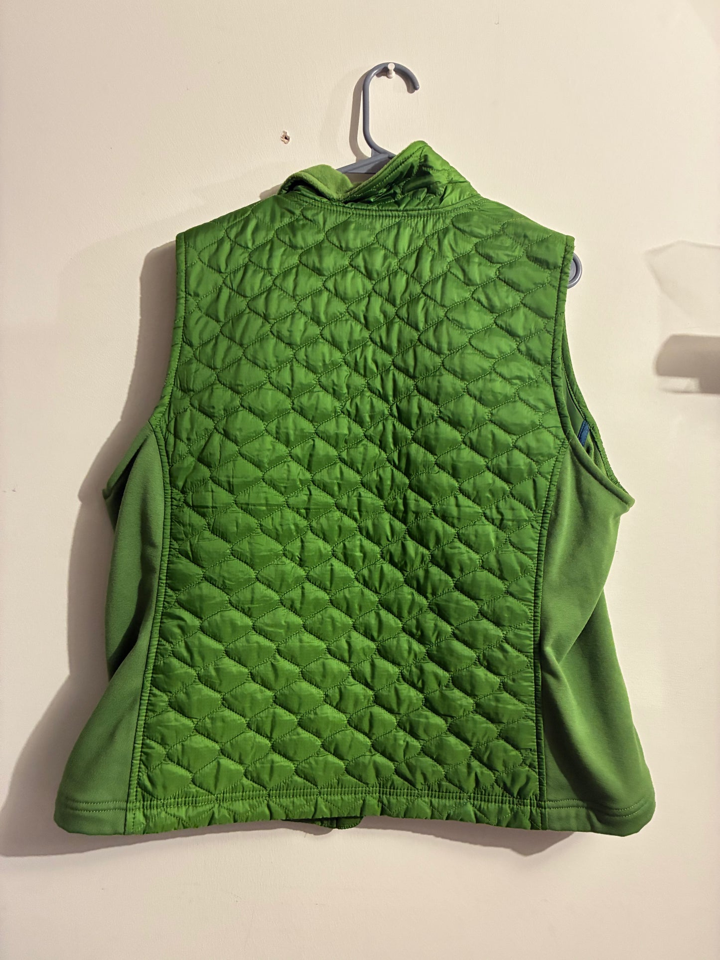 L.L. BEAN WOMENS GREEN PUFFER VEST - SIZE XL - PRE OWNED - GOOD CONDITION