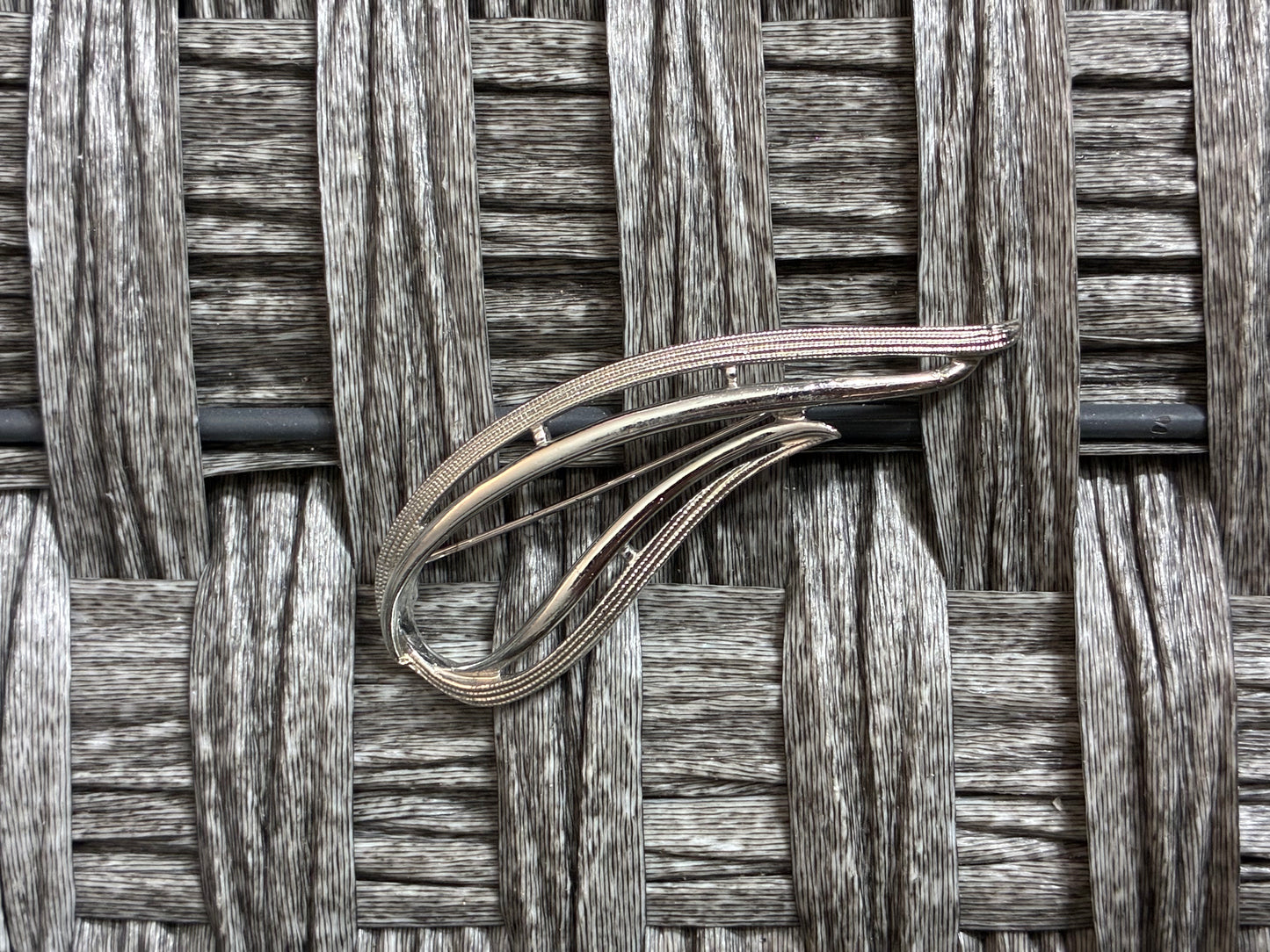 VINTAGE SARAH COVENTRY SILVER TONE BROOCH