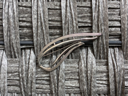 VINTAGE SARAH COVENTRY SILVER TONE BROOCH