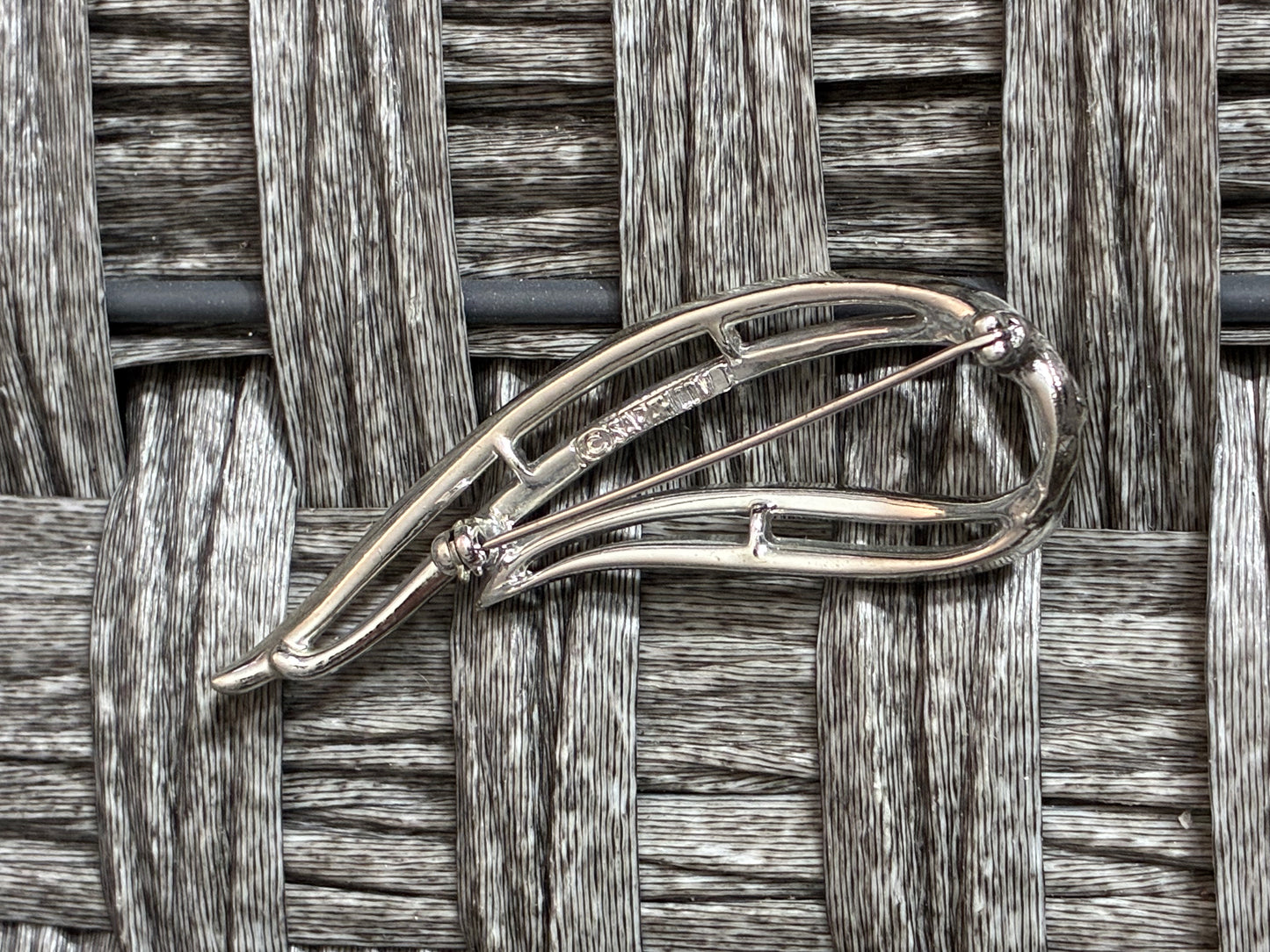 VINTAGE SARAH COVENTRY SILVER TONE BROOCH