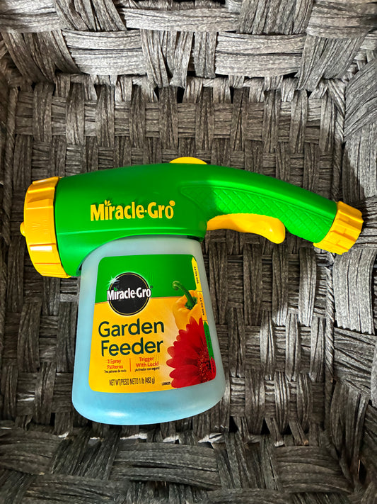 MIRACLE-GRO GARDEN FEEDER HOSE END SPRAYER THREE SPRAY PATTERNS WITH 1 LB OF FEED