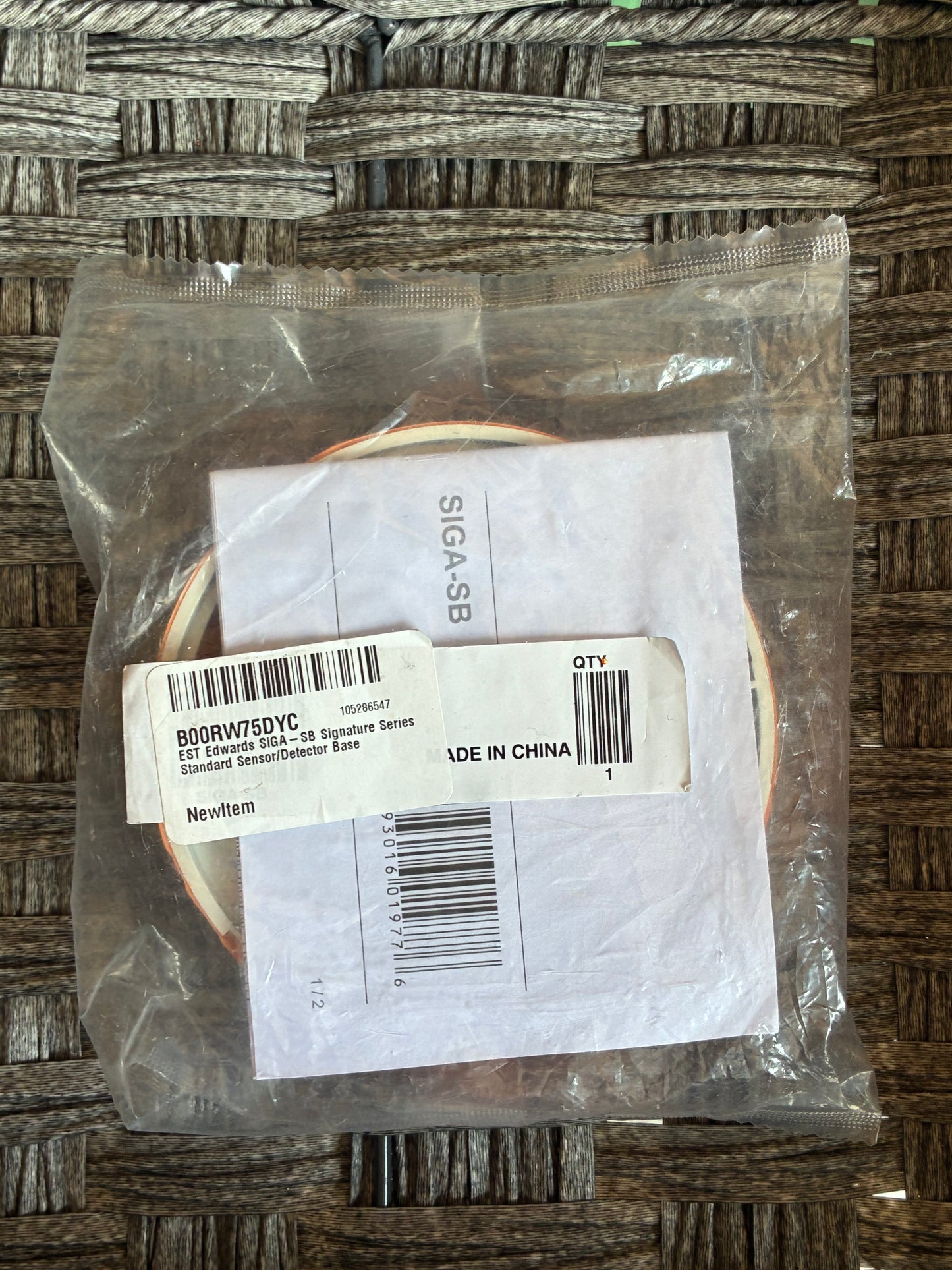 EDWARDS EST SIGA-SB SIGNATURE SERIES STANDARD SENSOR/DETECTOR BASE NEW SEALED