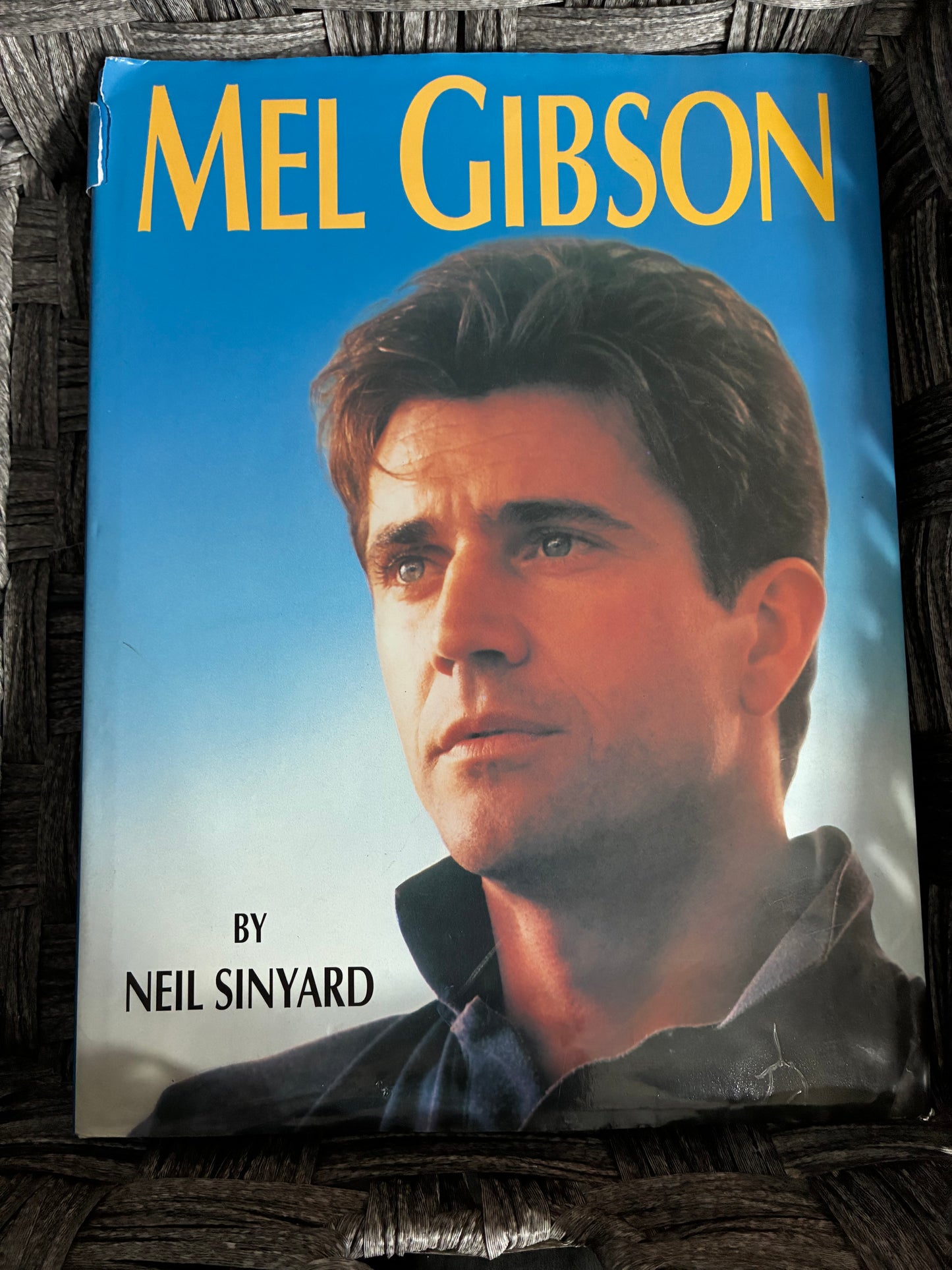MEL GIBSON BY NEIL SINYARD - 1992 - PHOTO BOOK - ACCEPTABLE