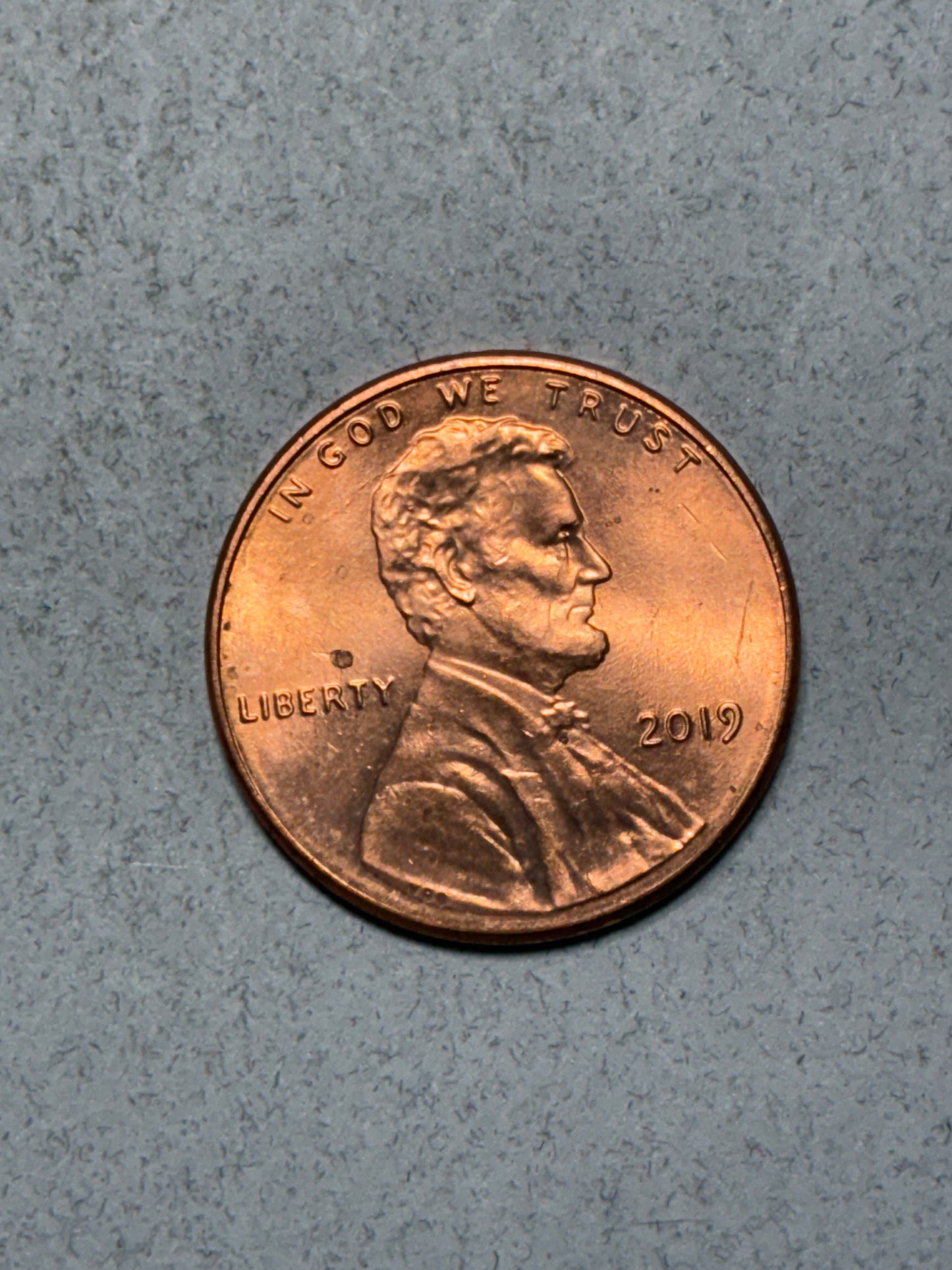 2019 PENNY NO MINT MARK - OFF CENTER RED COLOR - CIRCULATED (TK2003)