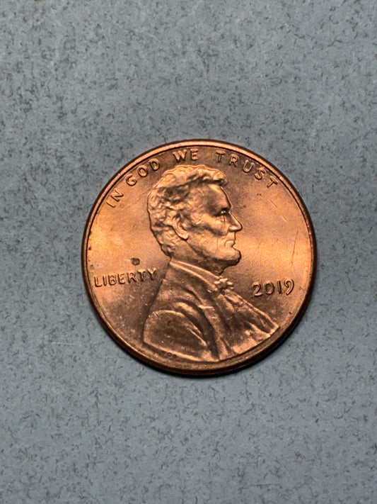2019 PENNY NO MINT MARK - OFF CENTER RED COLOR - CIRCULATED (TK2003)