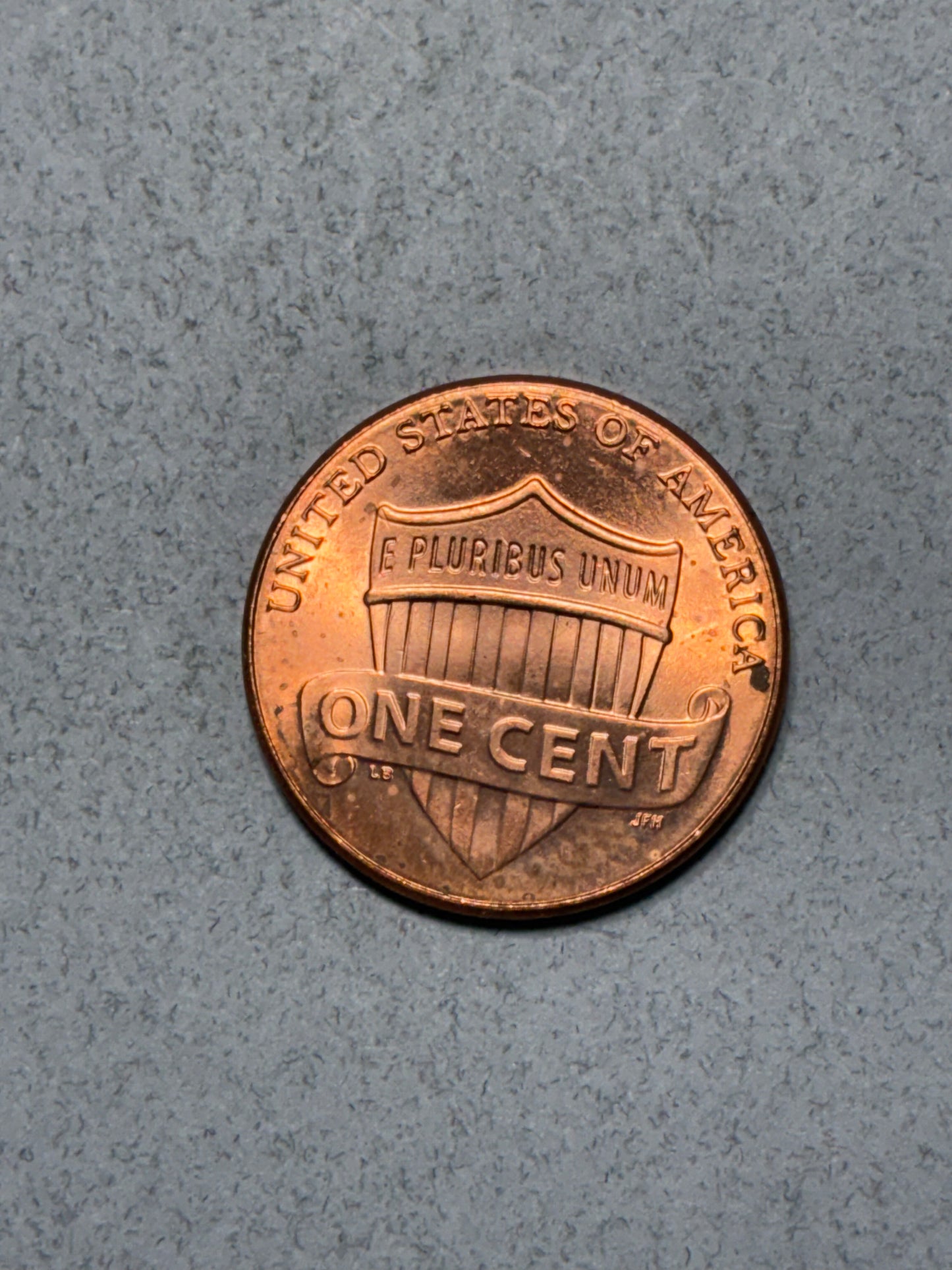 2019 PENNY NO MINT MARK - OFF CENTER RED COLOR - CIRCULATED (TK2003)