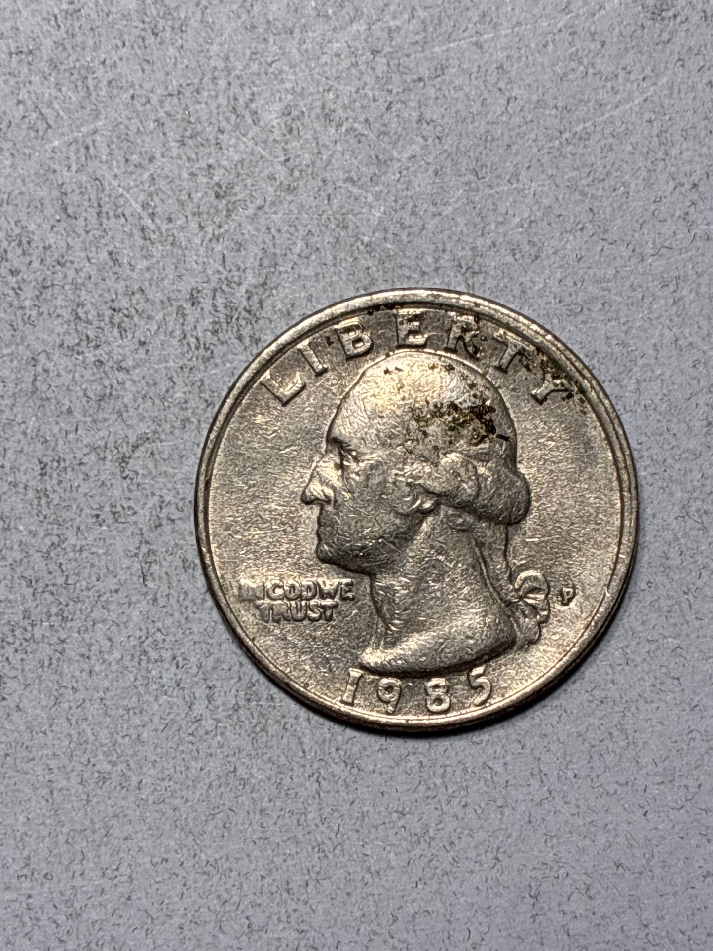 1985 P QUARTER - OFF CENTER AND PARTIAL DOUBLED RIM - CIRCULATED (TK012)
