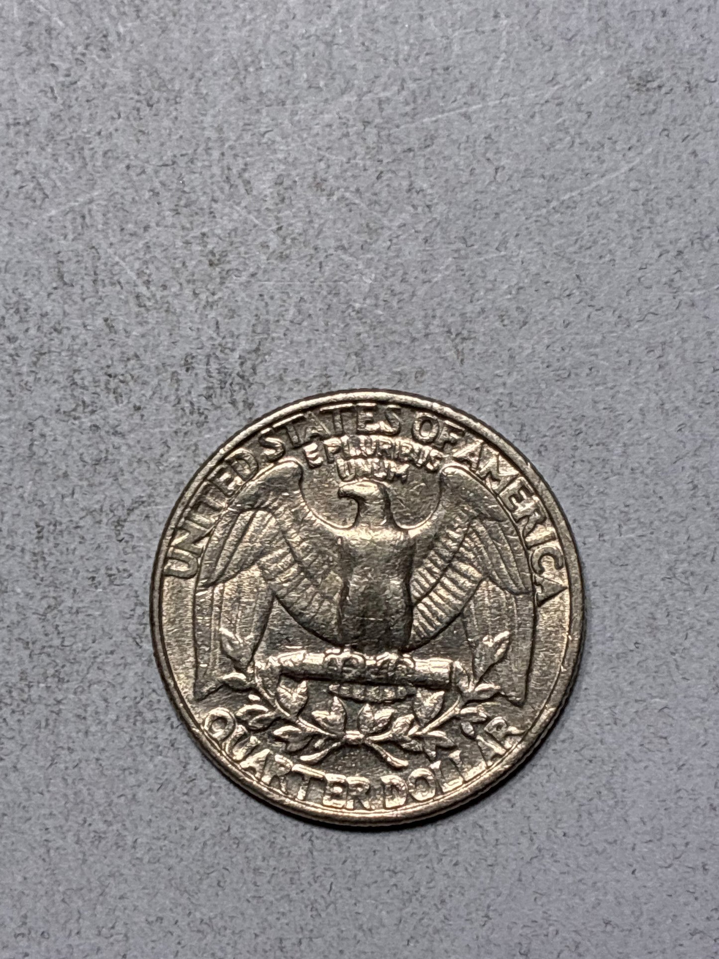 1985 P QUARTER - OFF CENTER AND PARTIAL DOUBLED RIM - CIRCULATED (TK012)