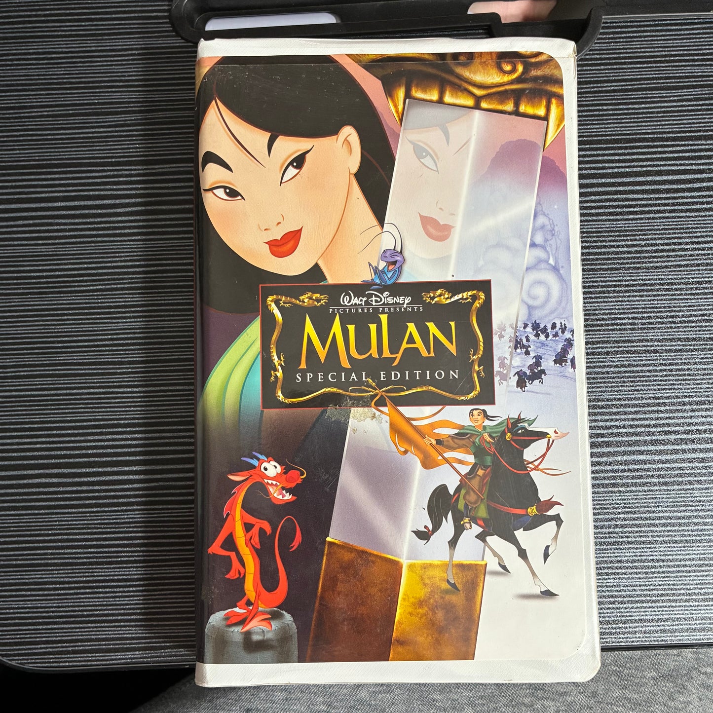 WALT DISNEY MULAN SPECIAL EDITION VHS - PRE OWNED - GOOD CONDITION (1999)