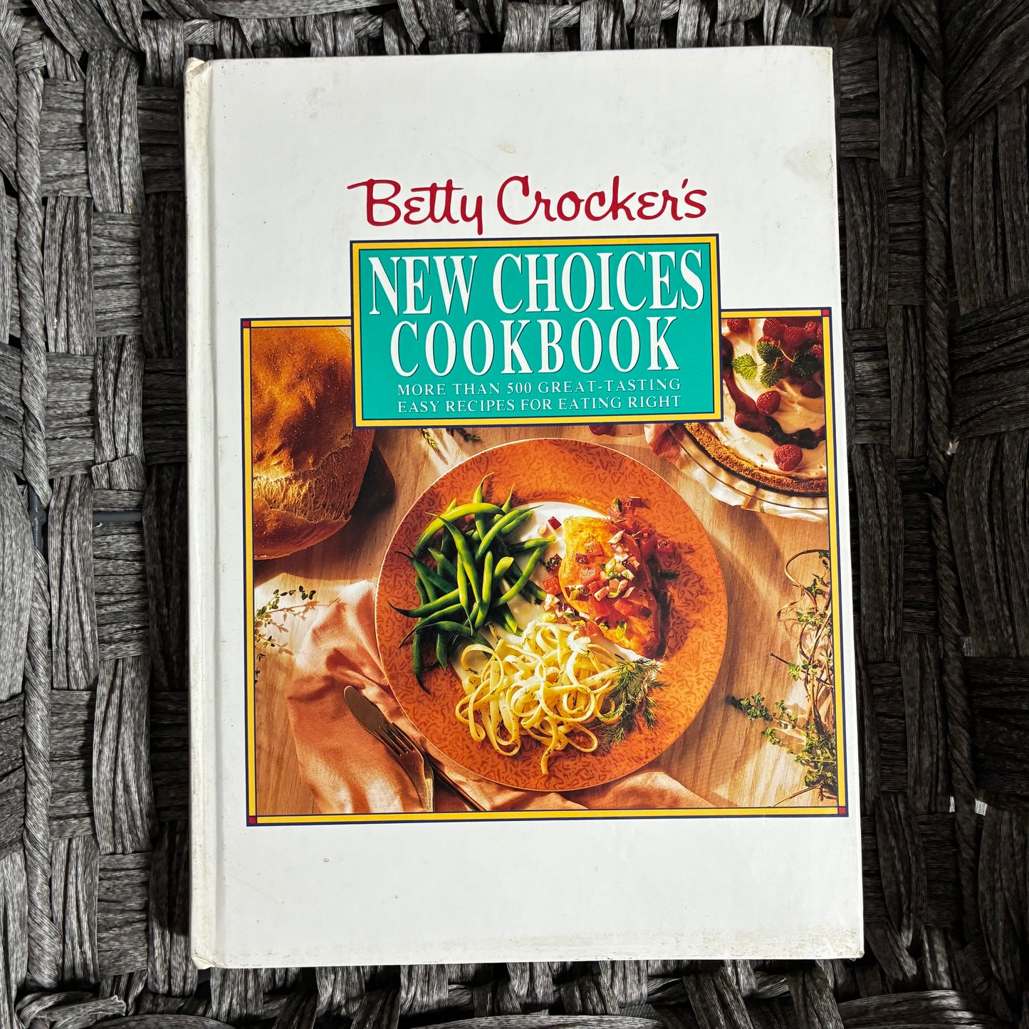 BETTY CROCKER'S NEW CHOICE'S COOKBOOK: MORE THAN 500 GREAT TASTING RECIPES 1993