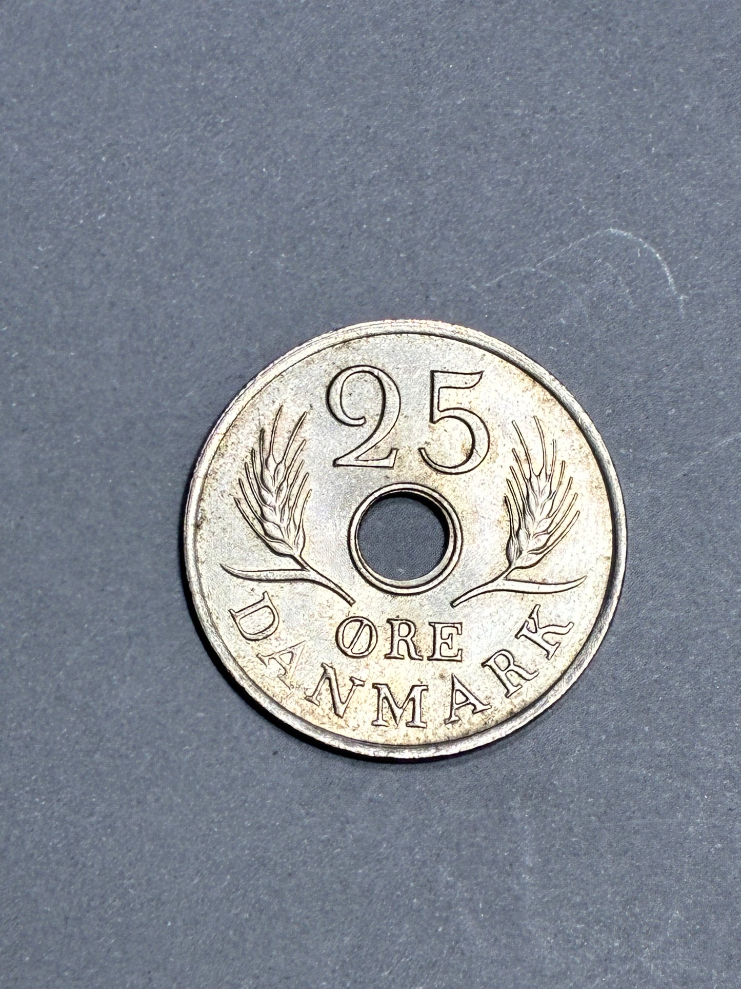 1968 DENMARK 25 ORE COPPER NICKEL COIN FT. MONOGRAM FREDERIK IX - CIRCULATED